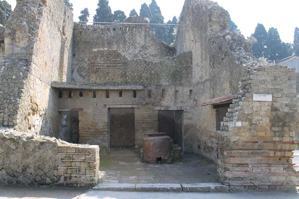 Ins Or II. 5, Herculaneum. Herculaneum. March 2014. Looking east towards entrance doorway.
Foto Annette Haug, ERC Grant 681269 DÉCOR
